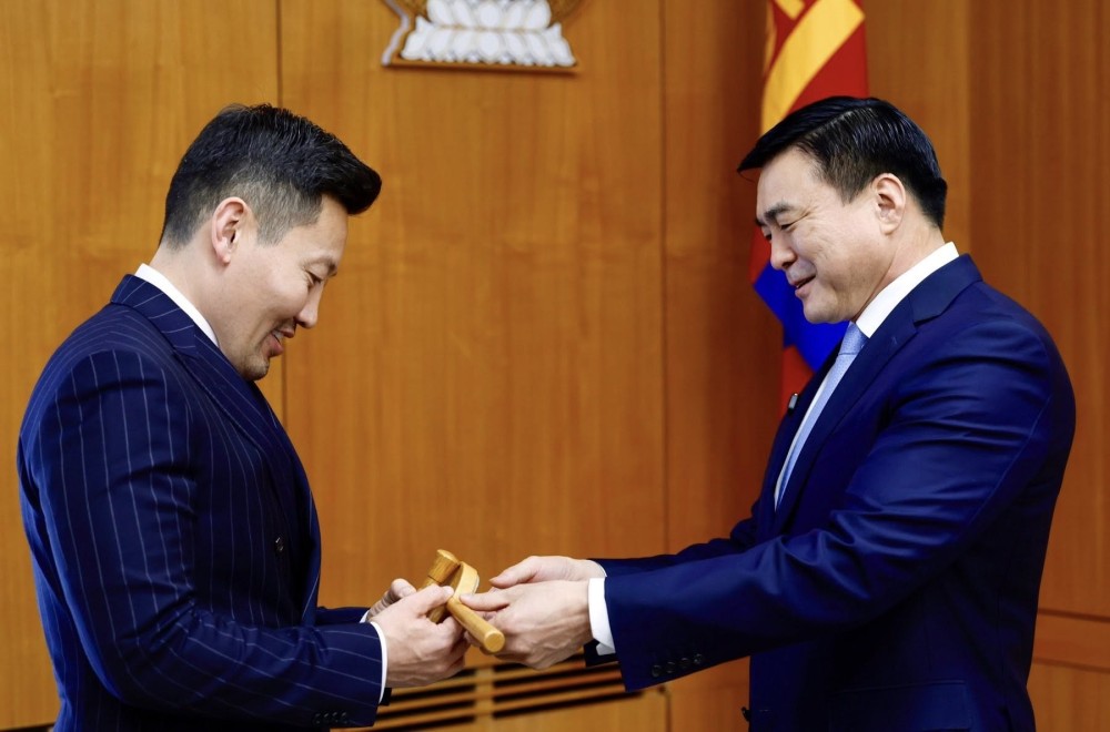 С.Амарсайхан шинээр томилогдсон Шадар сайд Х.Ганхуягт ажлаа хүлээлгэн өглөө