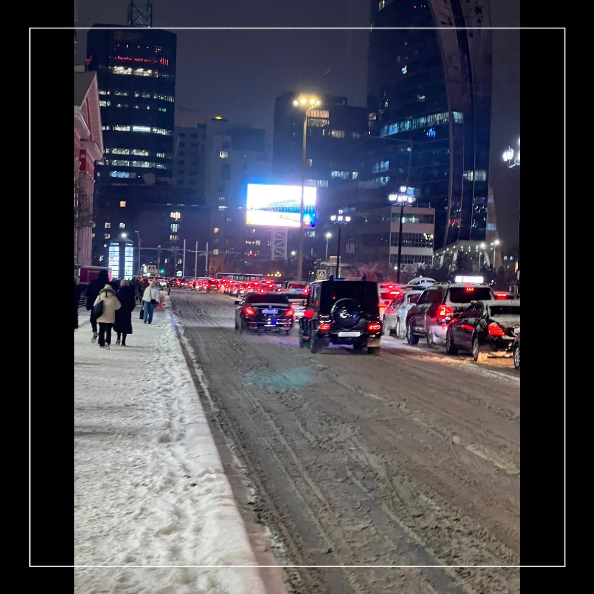 Зам хааж, төрийн өндөр албан тушаалтнуудад давуу эрх олгодгийг зогсоох өргөдөл гаргажээ