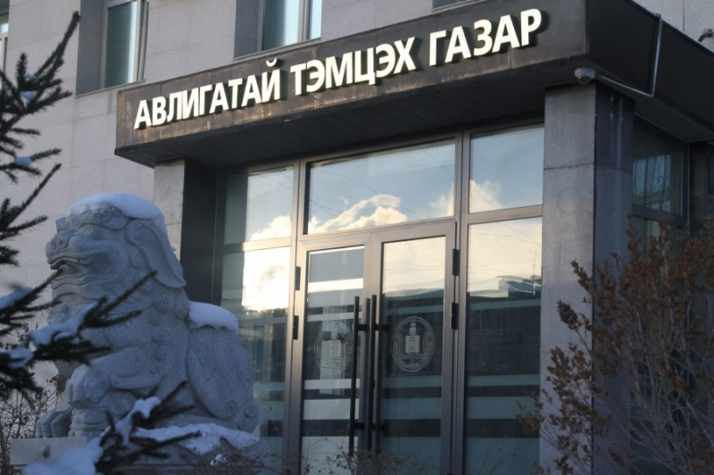 АТГ: Эхнэрээ урамшуулж, үл хөдлөхийн гэрчилгээ хууль бусаар гаргуулсан албан тушаалтныг шалгав