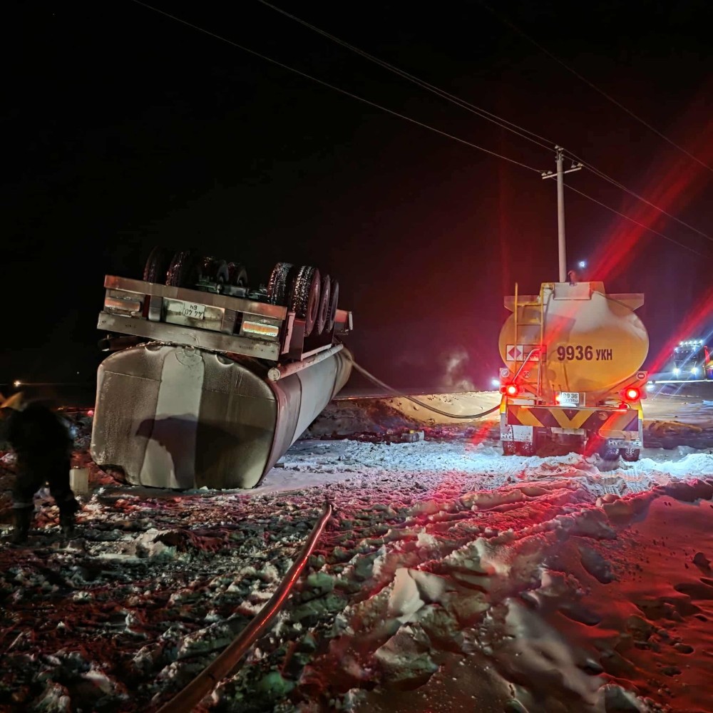Шатахуун ачсан машин онхолдож, 16 тонн дизель түлш асгарсан байсныг хамгаалалтад авч аюулгүй болгожээ