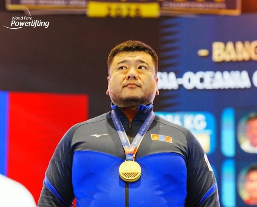 Хөдөлмөрийн баатар Э.Содномпилжээ цээжнээс 236 кг-ыг өргөж түрүүлжээ